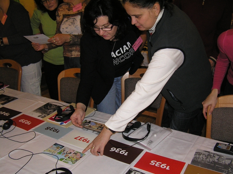 Účastníci pracují při workshopu Piet van Leddena z Anne Frank House v Nizozemsku
